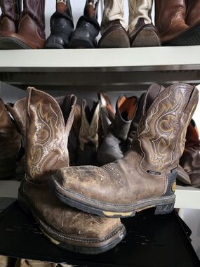 🔥 Justin Boots Men's 9 Brown Leather Work Cowboy Boots with Yellow Stitching